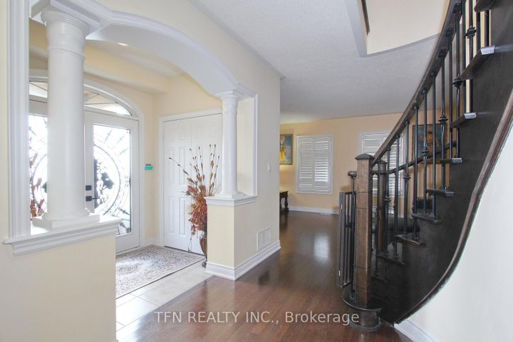 Photo 9 at 1 Beacon Hill Drive, Credit Valley, Brampton