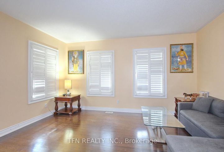 Photo 10 at 1 Beacon Hill Drive, Credit Valley, Brampton