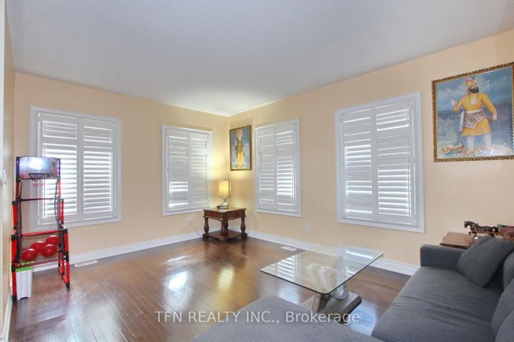 Photo 11 at 1 Beacon Hill Drive, Credit Valley, Brampton