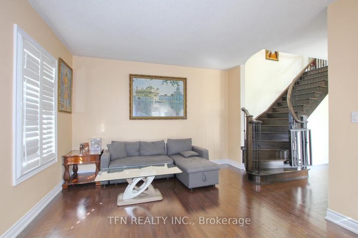 Photo 12 at 1 Beacon Hill Drive, Credit Valley, Brampton