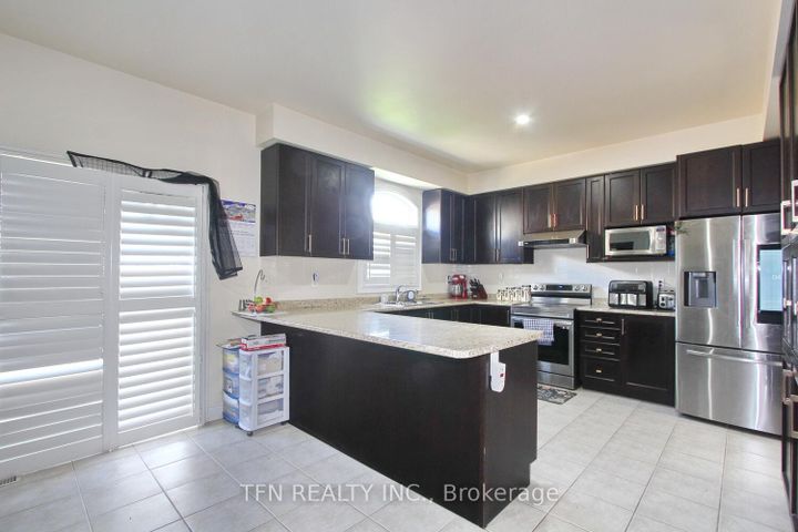 Photo 18 at 1 Beacon Hill Drive, Credit Valley, Brampton