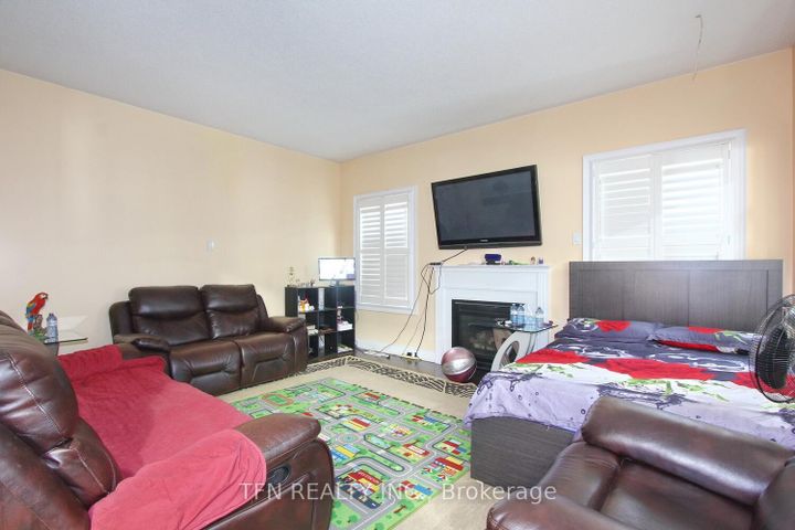 Photo 23 at 1 Beacon Hill Drive, Credit Valley, Brampton