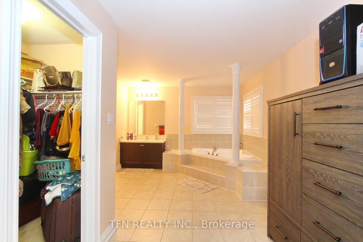 Photo 30 at 1 Beacon Hill Drive, Credit Valley, Brampton