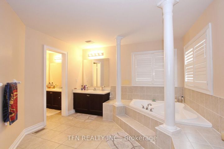 Photo 31 at 1 Beacon Hill Drive, Credit Valley, Brampton