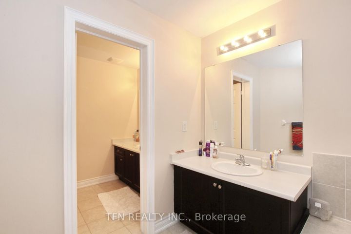 Photo 32 at 1 Beacon Hill Drive, Credit Valley, Brampton