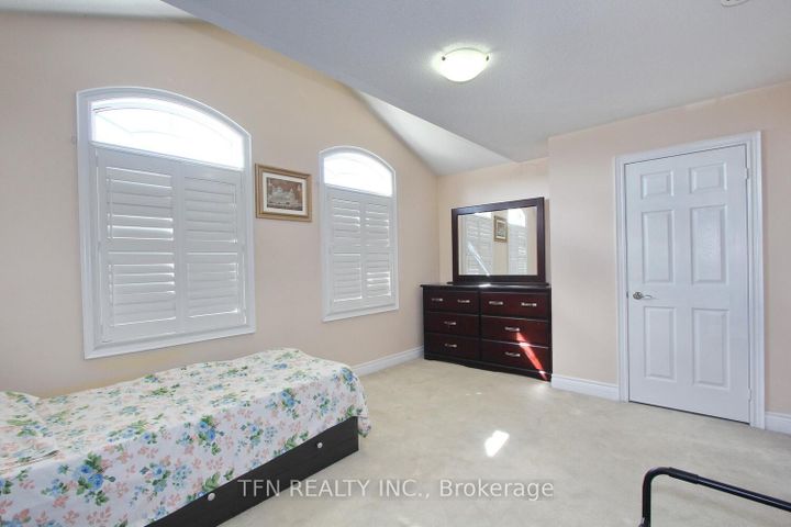 Photo 37 at 1 Beacon Hill Drive, Credit Valley, Brampton