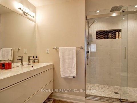 Photo 12 at 1070 Lindsay Drive, GA Glen Abbey, Oakville