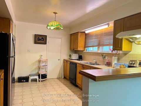 Photo 4 at 33 Agincourt Drive, Malvern West, Toronto