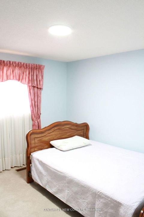 Photo 3 at 25 Quaker Ridge Road, Glen Shields, Vaughan