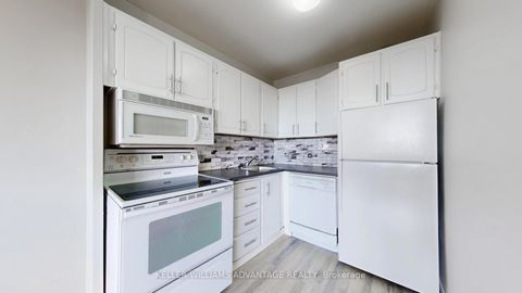 Photo 10 at 810 - 40 Homewood Avenue, South St. James Town, Toronto