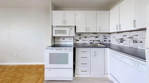 Photo 11 at 810 - 40 Homewood Avenue, South St. James Town, Toronto