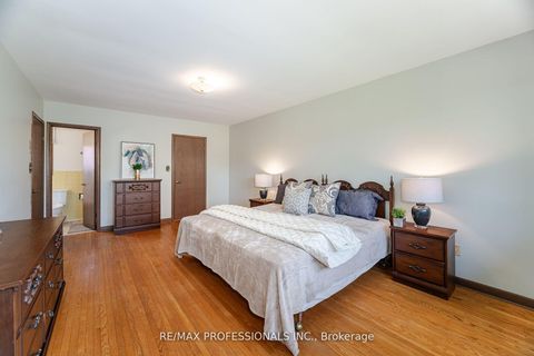 Photo 16 at 9 Wingrove Hill, City Centre West, Toronto