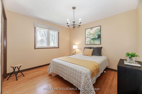 Photo 18 at 9 Wingrove Hill, City Centre West, Toronto