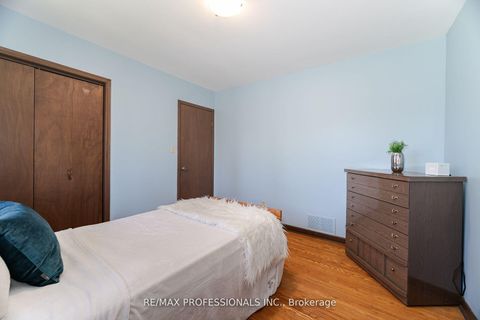 Photo 21 at 9 Wingrove Hill, City Centre West, Toronto