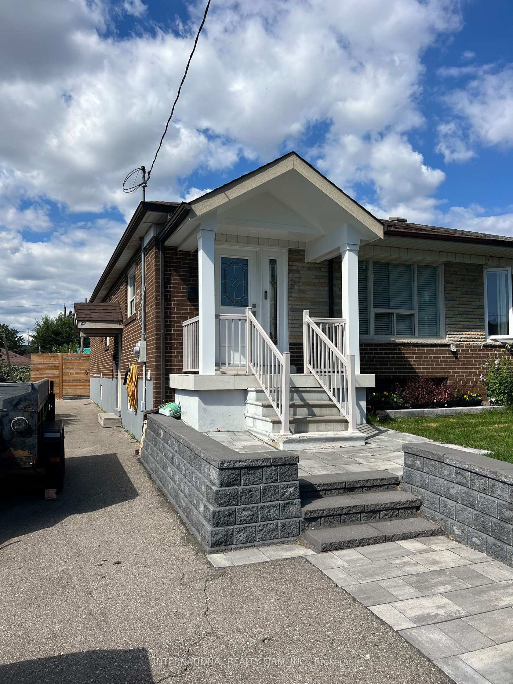 10 Rambler Place, Jane Heights, Toronto 