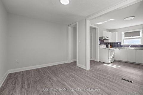 Photo 5 at 154 Edinborough Court, Smythe, Toronto