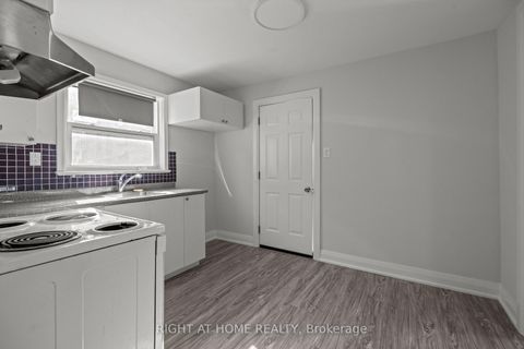 Photo 7 at 154 Edinborough Court, Smythe, Toronto
