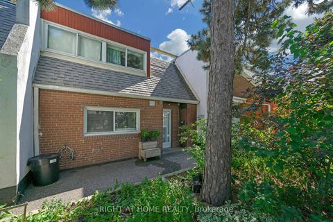Photo 4 at 101 - 2901 Jane Street, Jane Heights, Toronto