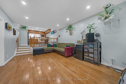 Photo 14 at 101 - 2901 Jane Street, Jane Heights, Toronto