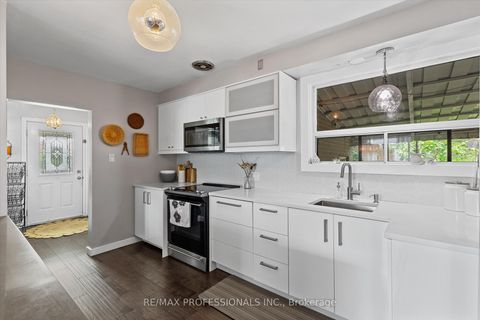 Photo 4 at 17 Allonsius Drive, West Deane, Toronto