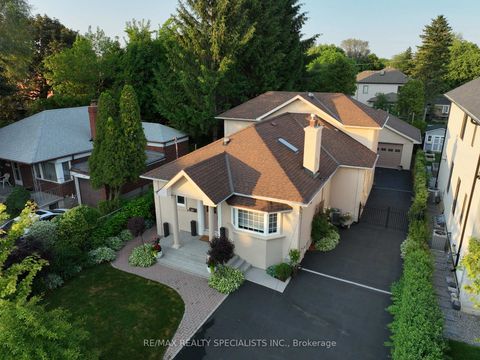 Photo 1 at 137 Milton Street, Queensway, Toronto