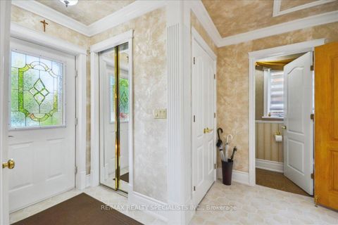 Photo 6 at 137 Milton Street, Queensway, Toronto