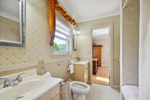 Photo 23 at 137 Milton Street, Queensway, Toronto