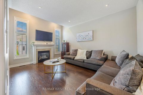 Photo 12 at 16 Heathcliffe Drive, Vellore Village, Vaughan