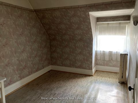Photo 15 at 122 Delaware Avenue, Little Italy, Toronto