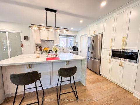 Photo 3 at 44 Devins Drive, Aurora Heights, Aurora