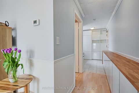 Photo 4 at 803 - 212 Eglinton Avenue E, Mount Pleasant West, Toronto