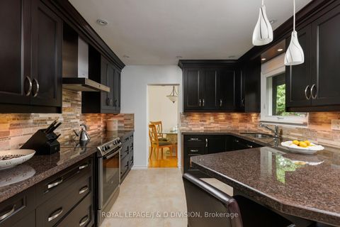 Photo 10 at 27 Paramount Court, Amesbury, Toronto