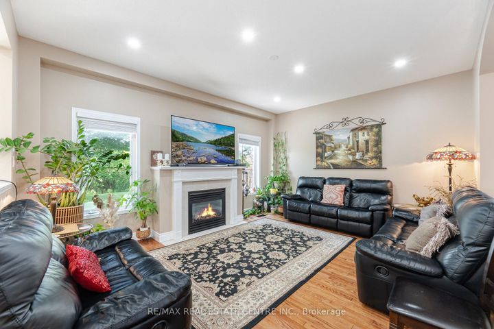 Photo 10 at 35 Pantano Drive, Sheldon, Hamilton