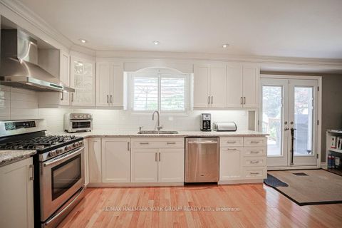 Photo 3 at 286 Kennedy Street W, Aurora Highlands, Aurora