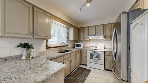 Photo 11 at 101 Dunstan Crescent, West Woodbridge, Vaughan