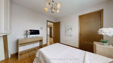 Photo 24 at 101 Dunstan Crescent, West Woodbridge, Vaughan