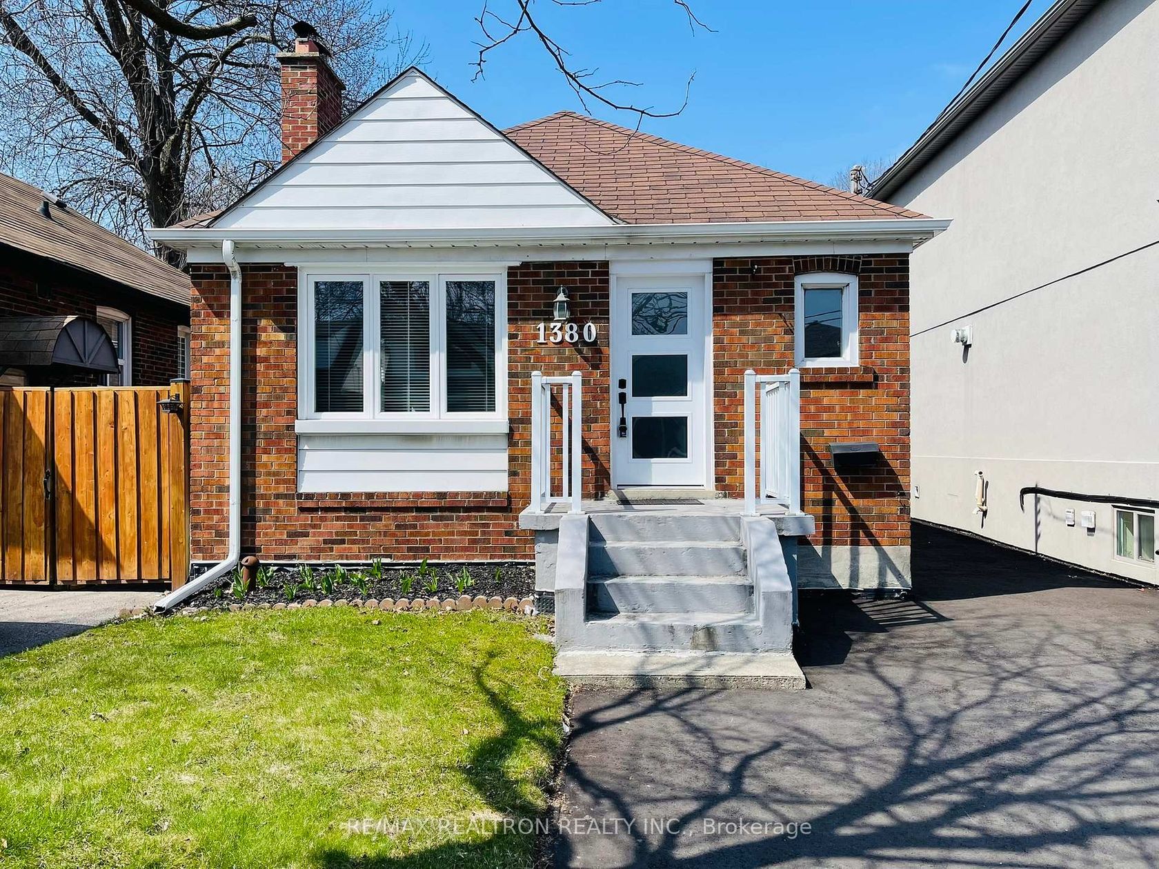 1380 Woodbine Avenue, East York, Toronto 