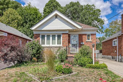 Photo 2 at 30 joanith Drive, Parkview, Toronto
