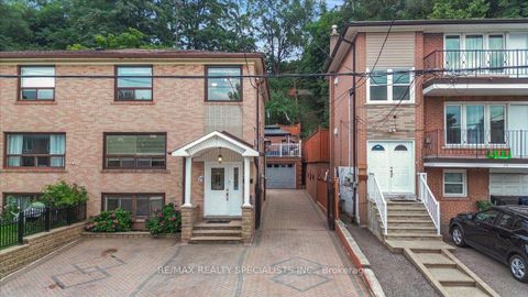 Photo 1 at 26 Edinborough Court, Smythe, Toronto