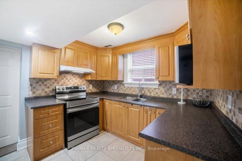 Photo 17 at 26 Edinborough Court, Smythe, Toronto