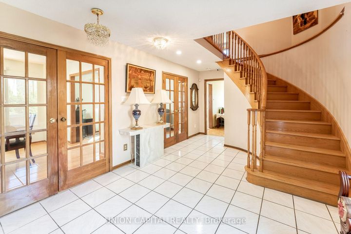 Photo 2 at 14 Rodwell Court, Fletcher's Creek South, Brampton