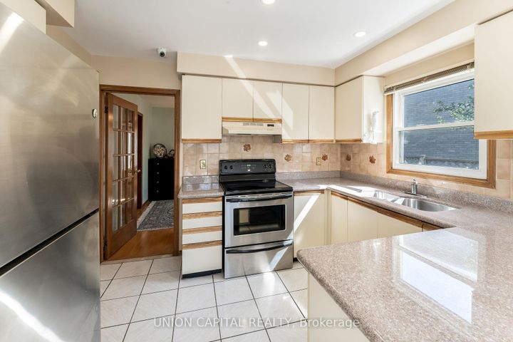 Photo 4 at 14 Rodwell Court, Fletcher's Creek South, Brampton