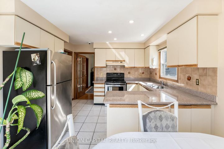 Photo 6 at 14 Rodwell Court, Fletcher's Creek South, Brampton