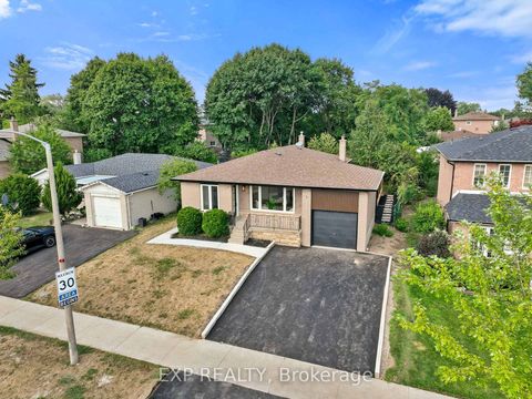 Photo 3 at 5 Midcroft Drive, Malvern West, Toronto