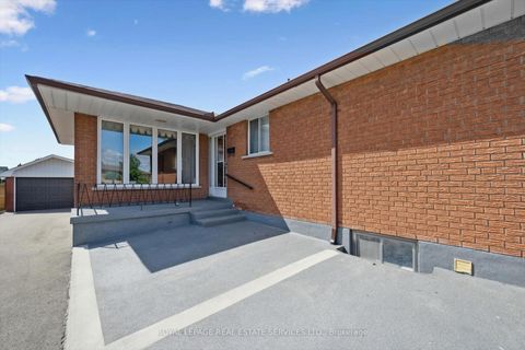Photo 2 at 7 Gatesgill Crescent, CFB, Toronto