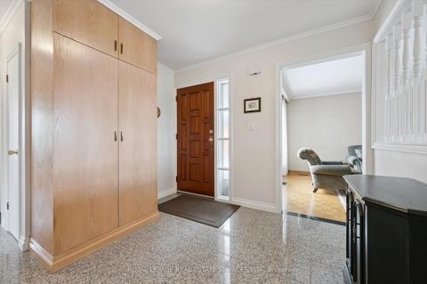 Photo 4 at 7 Gatesgill Crescent, CFB, Toronto