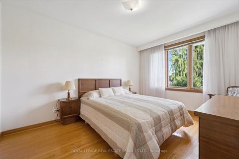 Photo 12 at 7 Gatesgill Crescent, CFB, Toronto