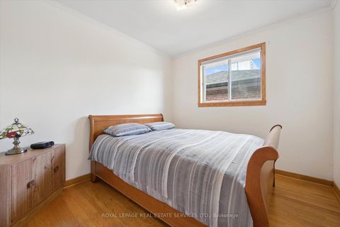 Photo 16 at 7 Gatesgill Crescent, CFB, Toronto