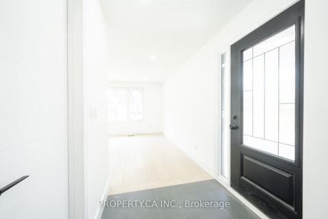 Photo 5 at 33 Moorecroft Crescent, Ionview, Toronto