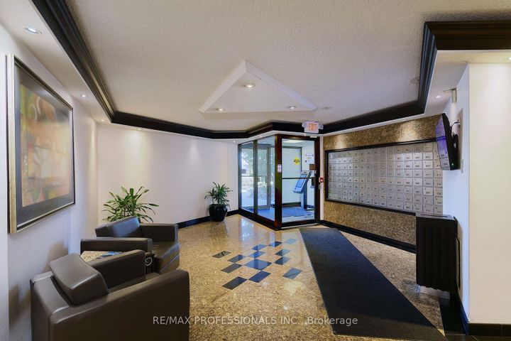 Photo 2 at E8 - 284 Mill Road, Markland Wood, Toronto